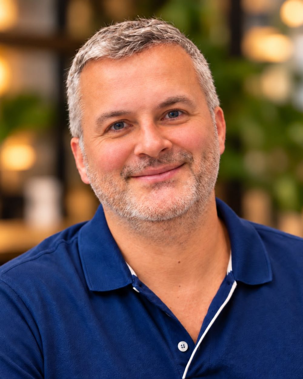 Guillaume Tilleul, en polo bleu, dans les bureaux de ZENIBIZ à Ath