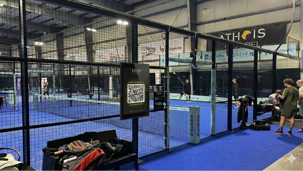 Le terrain connecté PADELLL chez Athois Le Padel, avec sa borne